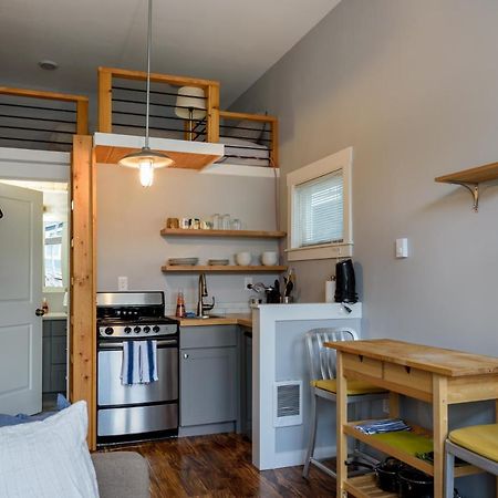 Tiny House By Kabino Mini Modern Tiny Home Heart Of Green Lake Pet Friendly Wifi Loft Up Ladder Plus Sleeper Sofa Seattle Exterior photo