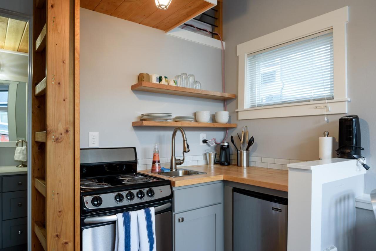 Tiny House By Kabino Mini Modern Tiny Home Heart Of Green Lake Pet Friendly Wifi Loft Up Ladder Plus Sleeper Sofa Seattle Exterior photo
