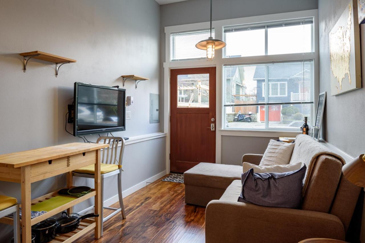 Tiny House By Kabino Mini Modern Tiny Home Heart Of Green Lake Pet Friendly Wifi Loft Up Ladder Plus Sleeper Sofa Seattle Exterior photo
