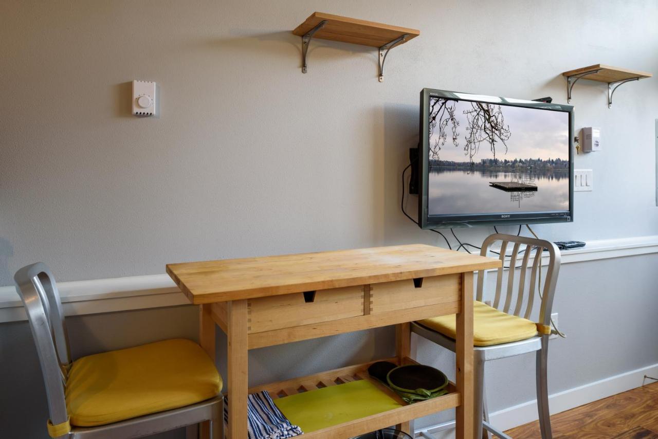 Tiny House By Kabino Mini Modern Tiny Home Heart Of Green Lake Pet Friendly Wifi Loft Up Ladder Plus Sleeper Sofa Seattle Exterior photo